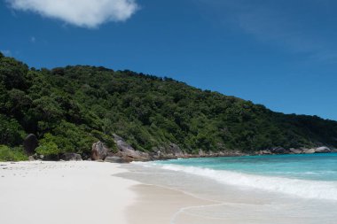 Similan Adası, Ulusal Park 'ta güzel bir yerdir ve Adaman Denizi' nde ünlü bir turistir.