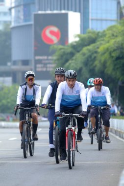 Jakarta, 30 Nisan 2023 - Asyalılar sabah otoyolda bisiklet sürüyorlar