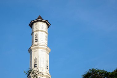 Purwakarta, 05 Mayıs 2023 - Arkadaki mavi gökyüzüne karşı Tajug Gede Cilodong Camii 'nin minaresinin görüntüsü