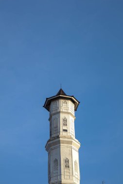 Purwakarta, 05 Mayıs 2023 - Arkadaki mavi gökyüzüne karşı Tajug Gede Cilodong Camii 'nin minaresinin görüntüsü