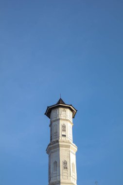 Purwakarta, 05 Mayıs 2023 - Arkadaki mavi gökyüzüne karşı Tajug Gede Cilodong Camii 'nin minaresinin görüntüsü