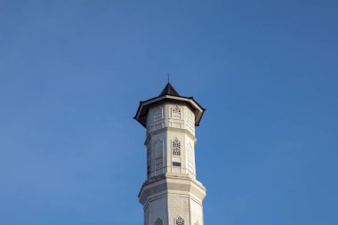 Purwakarta, 05 Mayıs 2023 - Arkadaki mavi gökyüzüne karşı Tajug Gede Cilodong Camii 'nin minaresinin görüntüsü