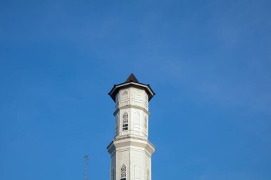 Purwakarta, 05 Mayıs 2023 - Arkadaki mavi gökyüzüne karşı Tajug Gede Cilodong Camii 'nin minaresinin görüntüsü