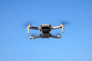 Purwakarta, 05 Mayıs 2023 - DJi Maviç Maviç mini dronu, Cilodong, Purwakarta 'da bulunan mavi gökyüzü arka planında uçuyor