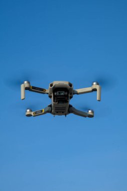 Purwakarta, 05 Mayıs 2023 - DJi Maviç Maviç mini dronu, Cilodong, Purwakarta 'da bulunan mavi gökyüzü arka planında uçuyor