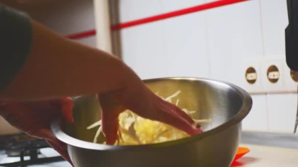手工揉碎卷心菜 准备卷心菜罐头 — 图库视频影像