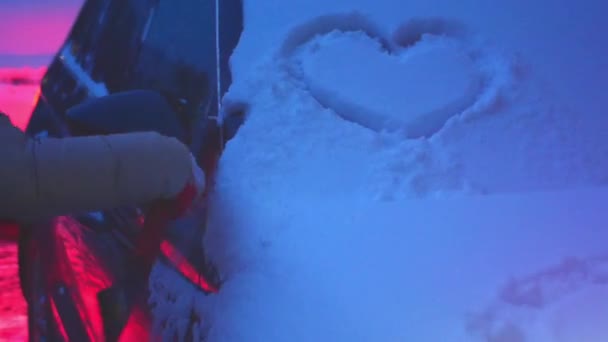 Сердце Машине Девушка Выметает Первый Снег Автомобиля Дворе Многоэтажного Здания — стоковое видео