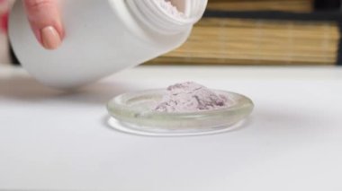 Kozmetiğin dokusu kuru renkli kil Seçici odak 4k ASMR
