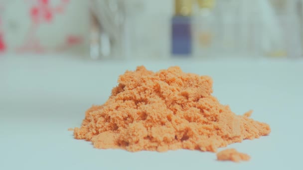Närbild Bild Kvinnors Händer Med Kinetisk Sand Ljus Orange Färg — Stockvideo