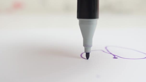 Lila Markierung Zeichnet Auf Einem Weißen Blatt Großaufnahme — Stockvideo