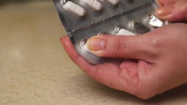 Tabletler eldeki paketten alınır.