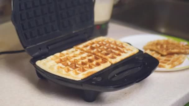 Düzeninde Belçika Waffle Pişiririz — Stok video