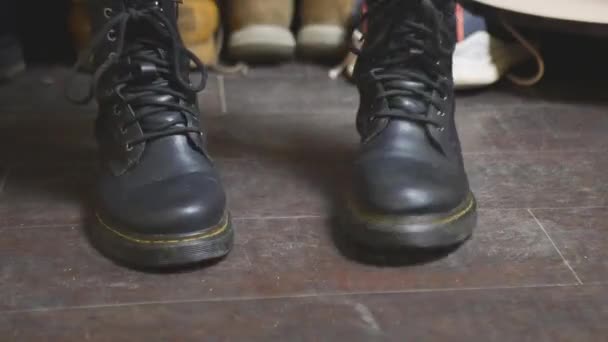 Boots Bergerak Indah Dan Berirama Koridor Nofilter — Stok Video