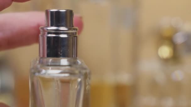 Kobiecy Palec Rozpyla Perfumy Tle Małe Cząsteczki Eau Toilette Rozpraszają — Wideo stockowe