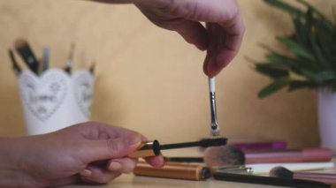 Mascara. Aplikatör fırçalı siyah rimel darbesi, yakın plan, izole edilmiş. Kirpik Profesyonel Makyaj, lekeler yakın plan. 4K UHD video, Yaşam Tarzı