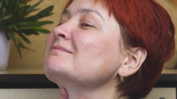 Glückliche Frauen Mittleren Alters Die Gesichtshaut Berühren Und Spiegel Vor — Stockvideo