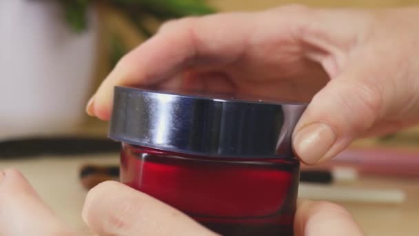 采用面霜抗老化4K家用式鼻滤器打开红罐 — 图库视频影像
