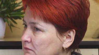 Mutlu 40 'lı yaşlarda, cilde dokunan olgun bir kadın aynada kameraya bakıyor. Sağlıklı, kuru cilt bakımı güzellik konsepti, cilt bakımı, kozmetik ve anti-yaş 4k nofiltresi.