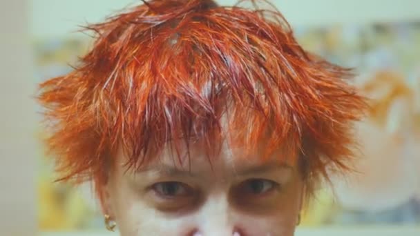 Model Prysznicu Czerwonymi Mokrymi Krótkimi Włosami Nofilter Homestyle Lifestyle Real — Wideo stockowe