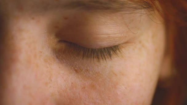 Blue Eye Red Hair Girl Freckles Regardant Caméra Près Macro — Video