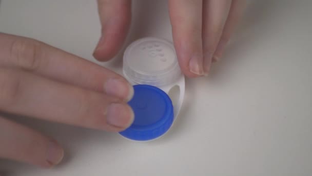 손가락 깜박이는 콘택트렌즈를 클로즈업 사진입니다 개선을 콘택트렌즈 — 비디오