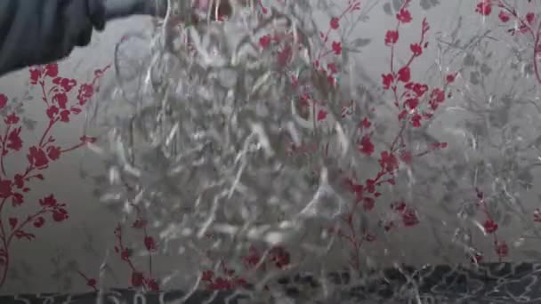 男士们的手试图解开家中装饰圣诞花环中纠结的灯火 — 图库视频影像