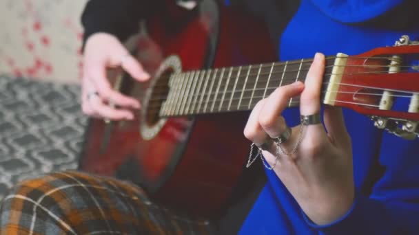 Παίζω Κιθάρα Στρίψιμο Ηλεκτρικής Κιθάρας Ένας Μουσικός Παίζει Μουσική Κινηματογραφικό — Αρχείο Βίντεο
