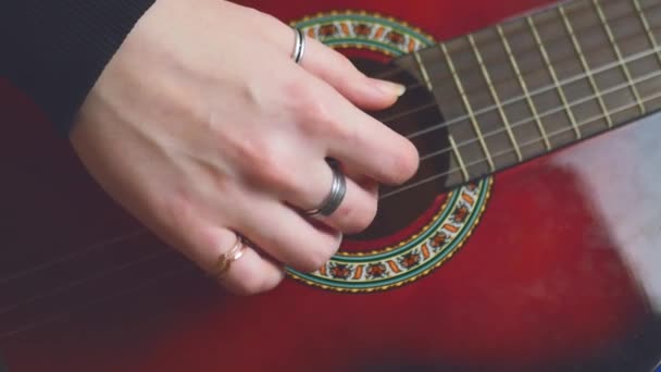 Gitarrespielen Strumpfende Gitarre Ein Musiker Spielt Musik Cinematic — Stockvideo