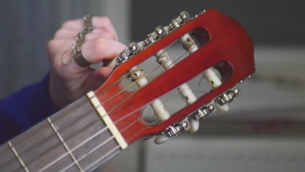 Gitarrespielen Strumpfende Gitarre Ein Musiker Spielt Musik Cinematic — Stockvideo