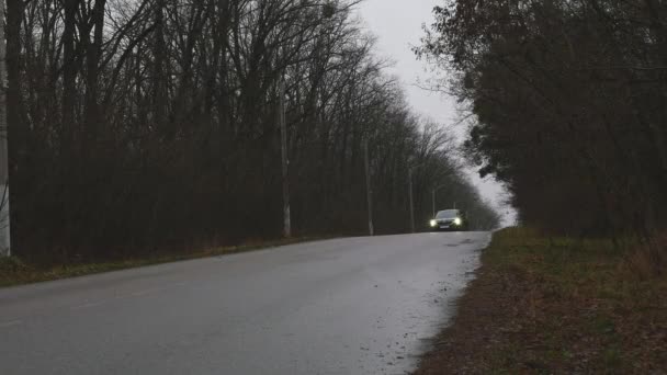 Κάτοψη Του Μαύρου Αυτοκινήτου Ιππασία Κατά Μήκος Του Δρόμου Στο — Αρχείο Βίντεο