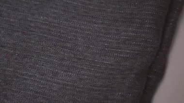 Elbise dikmek için bir kumaş parçası seçiyorum. 4k Sinematik.