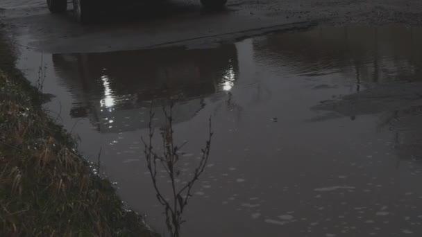 Zbliżenie Koła Samochodu Przejeżdżającego Przez Wodę Impassability Cinematic — Wideo stockowe