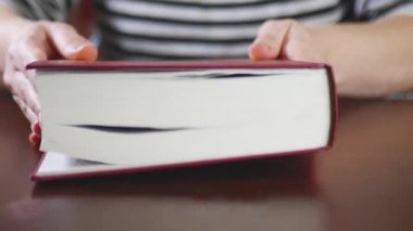 Önüme İncil 'den bir kitap koydum ve sinematik dua etmeye başladım.