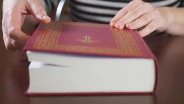 Ellerim Kırmızı Kitabın Çarşaflarında Süzülür Ncil Açar Okurum — Stok video