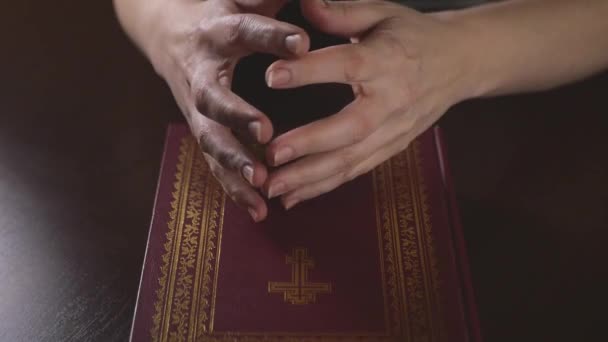 Misterioso Ritual Iluminado Antes Oração Cinematográfica — Vídeo de Stock