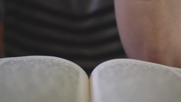 手滑翔在红皮书的床单上 我打开并阅读圣经4K电影慢动作 — 图库视频影像