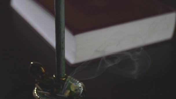 Зажигаю Свечу Перед Молитвой Темная Церковь Эстетика Кинематографический Дым Поднимается — стоковое видео
