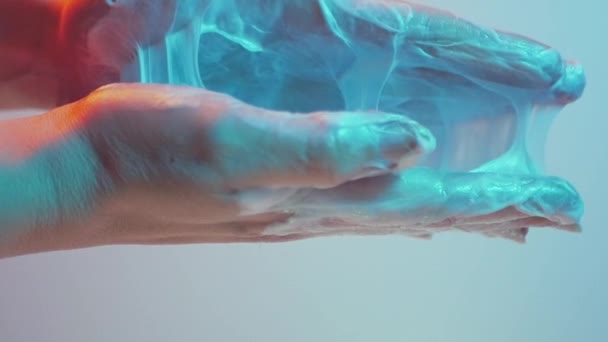 Γυναικεία Χέρια Σχηματίζουν Ένα Όμορφο Ιστό Αφρού Ξυρίσματος Αργή Κίνηση — Αρχείο Βίντεο