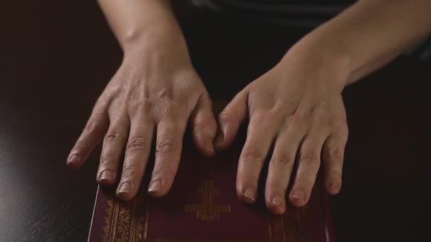 Прочісуючи Книгу Руками Перед Читанням Біблії Звертаємося Кінематографічного Повільного Руху — стокове відео