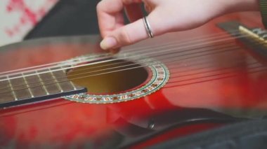 Gitar çalıyorum. Elektro gitar tıngırdatıyorum. Bir müzisyen müzik çalar. Sinematik 4k