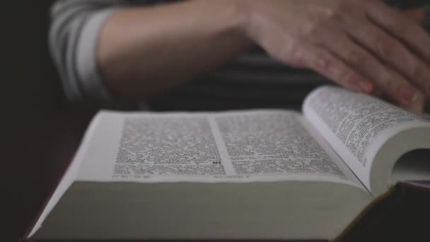 Руки Ковзають Аркушах Червоної Книги Відкриваю Читаю Біблію Кінематографічний Повільний — стокове відео