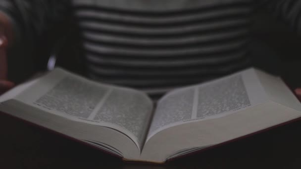 Наприкінці Молитви Вдячністю Закриваю Книгу Кінематографічний Повільний Рух — стокове відео