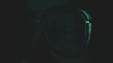 Program kodu kızların gözlüklerine yansıyor 4k FuturisticAlly Sinematik Programlama