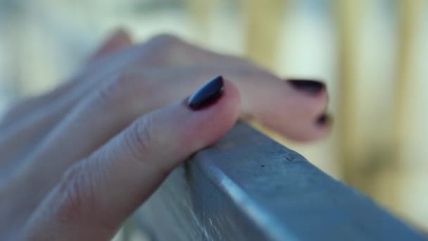 Seorang Gadis Memimpin Tangannya Sepanjang Pagar Abu Abu Pada Hari — Stok Video