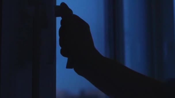 Bir Kadın Elini Çerçeveye Sokar Pencereyi Açar Kapatır Mavi Zamanın — Stok video