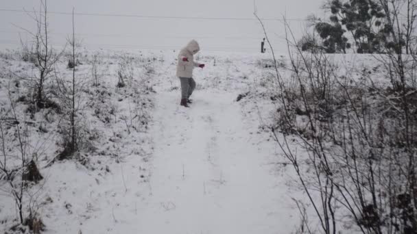 Una Mujer Cayó Ridículamente Deslizamiento Nieve Descenso Torpe — Vídeo de stock