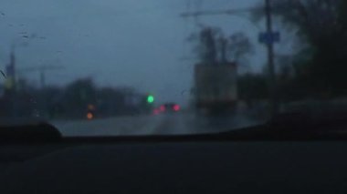 Yağmur sırasında yolda trafik vardı. Camdaki damla kasabasında.