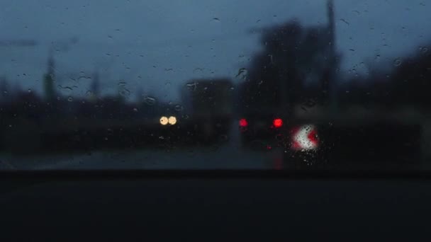 Eső Egy Autó Egy Megrakott Úton Megkerüli Blokkok Hogy Telepítették — Stock videók