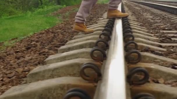 Eine Frau Braunen Stiefeln Überquert Eine Bahnstrecke Wald — Stockvideo