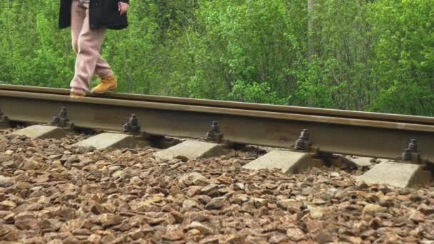 Ein Mädchen Überquert Die Bahn Einem Gefährlichen Ort — Stockvideo